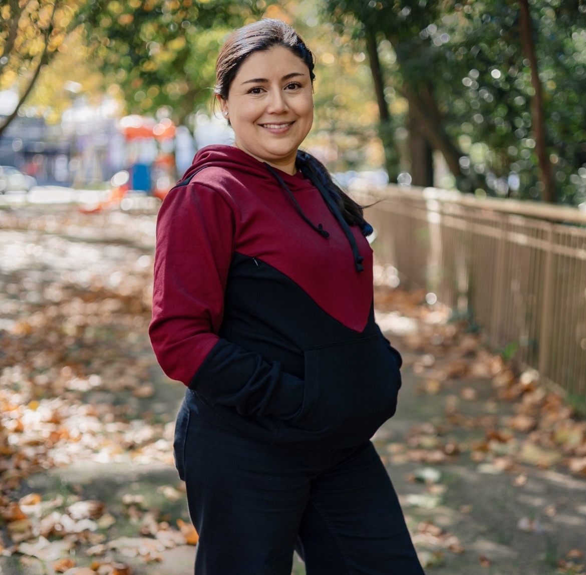 Clienta de Linda Mamá usando ropa de maternidad al aire libre
